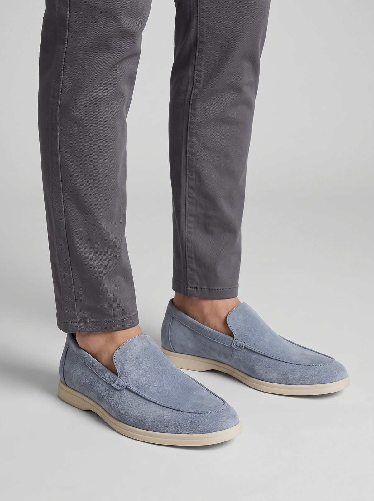Classic lichtblauwe suede loafers gedragen