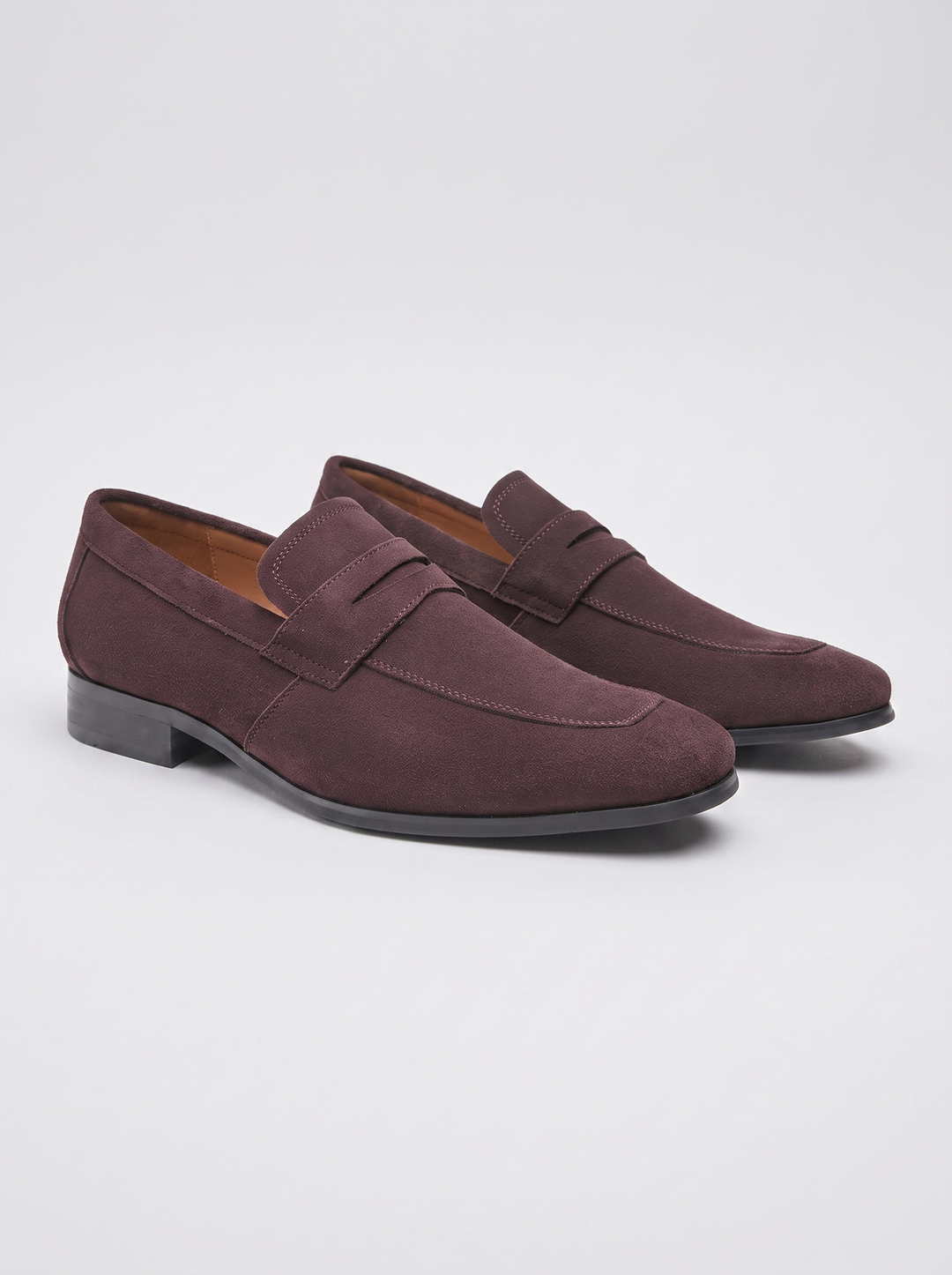 Classic bordeauxbruine suede loafers paar driekwart