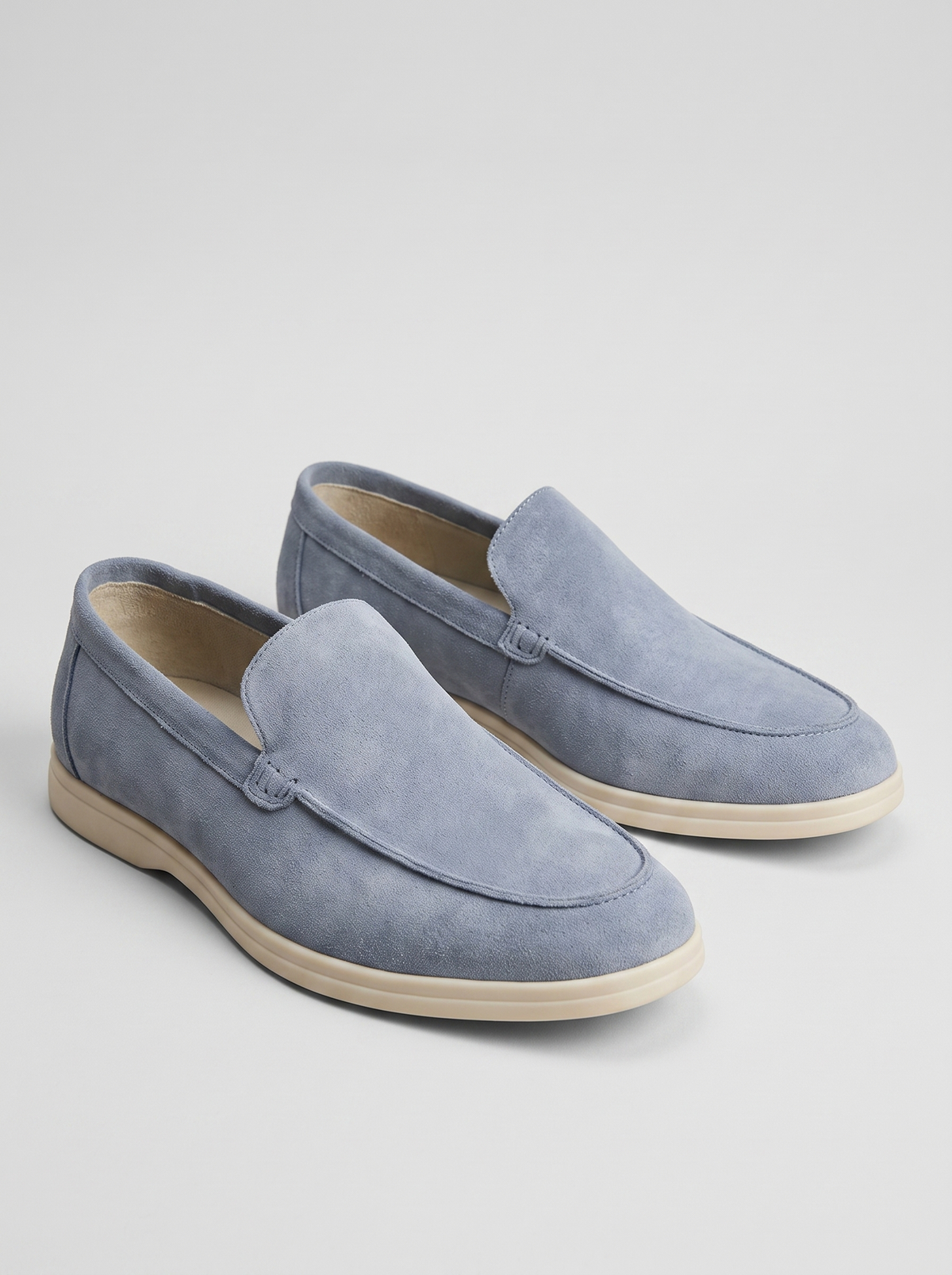 Classic lichtblauwe suede loafers paar driekwart