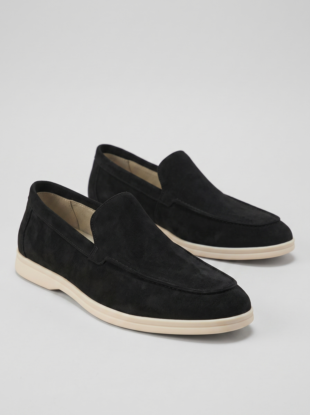 Classic zwarte suede instap loafers paar driekwart