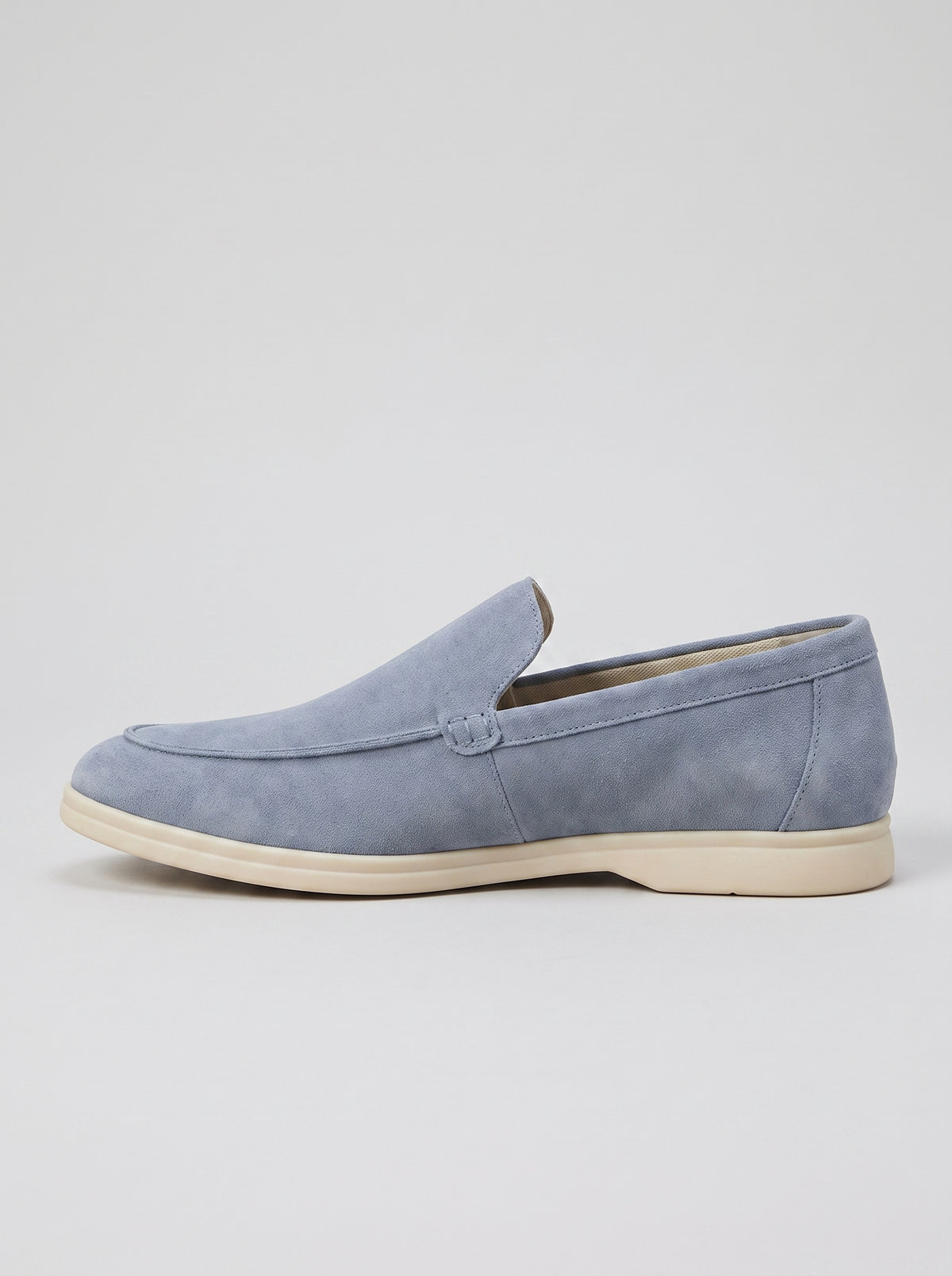 Classic lichtblauwe suede loafer zijaanzicht