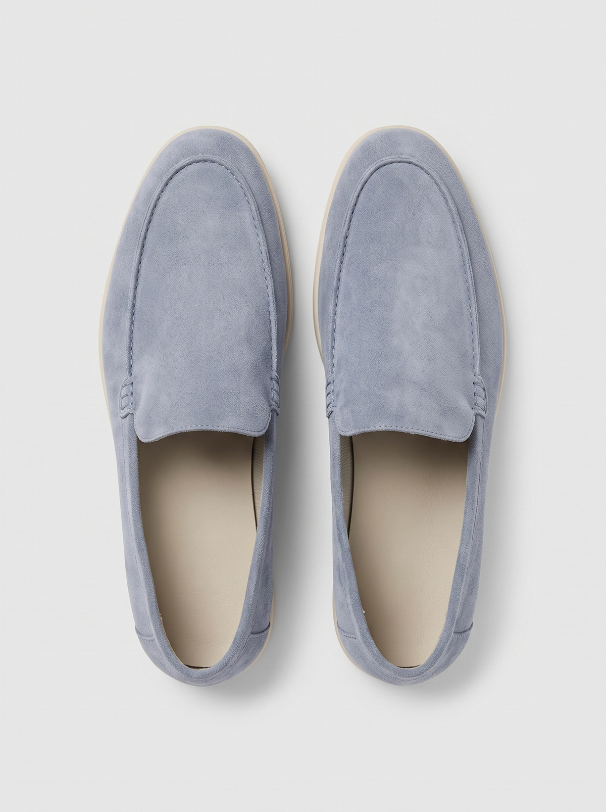 Classic lichtblauwe suede loafers bovenaanzicht