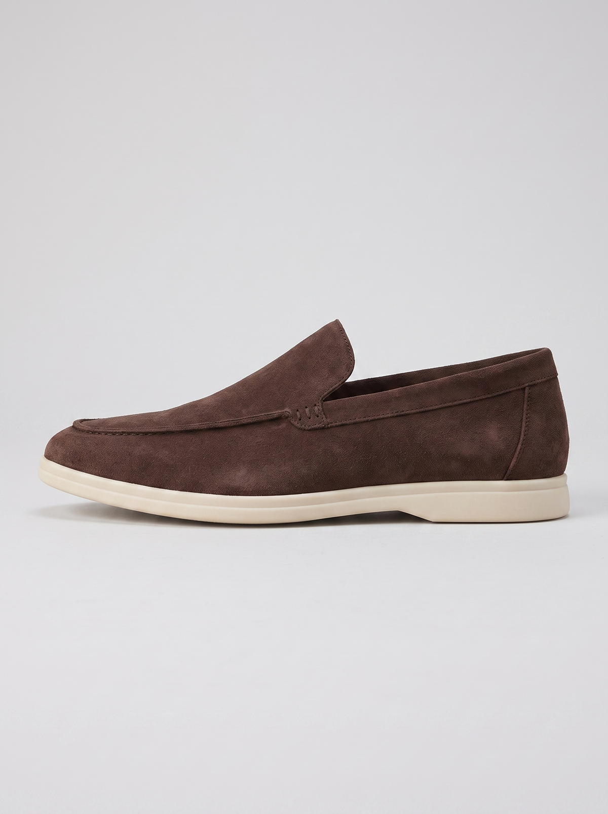 Classic chocoladebruine suede loafer zijaanzicht