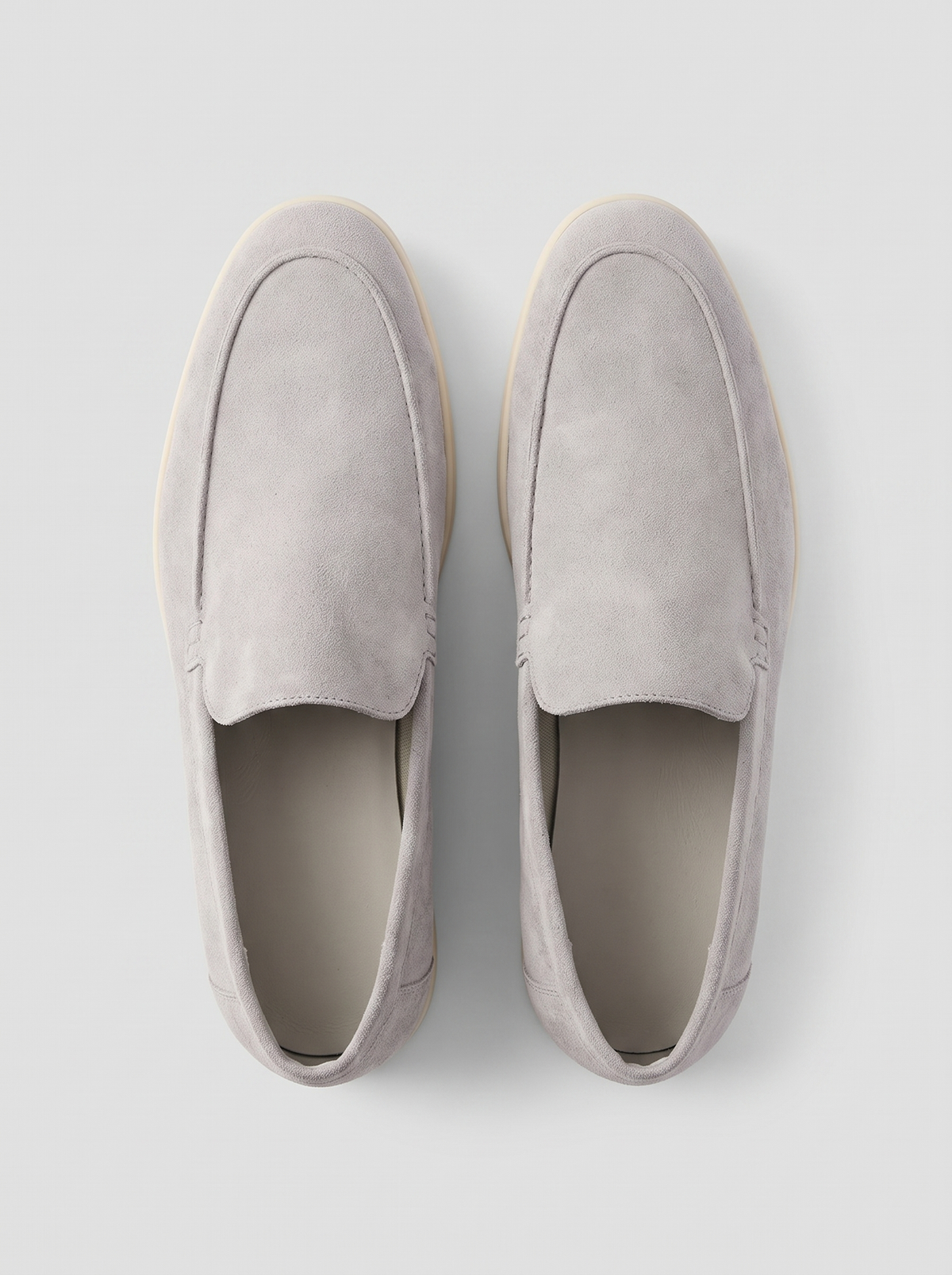 Classic lichtgrijze suede loafers bovenaanzicht