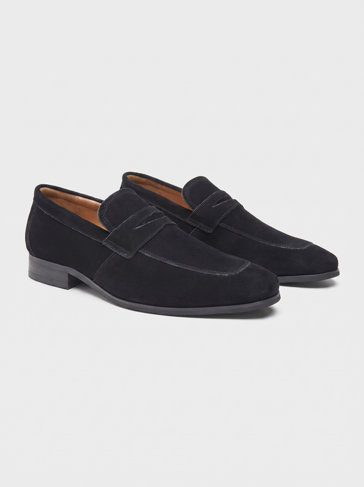 Classic zwarte suede loafers paar driekwart
