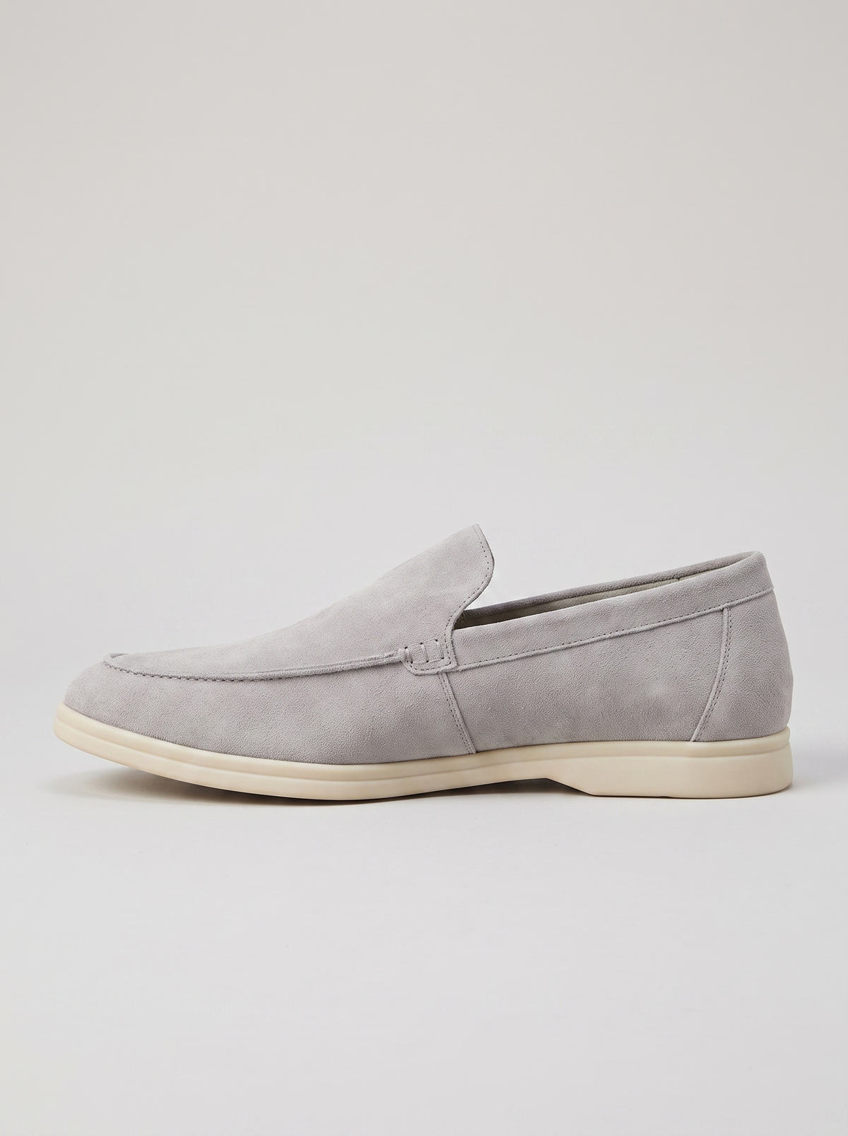 Classic lichtgrijze suede loafer zijaanzicht