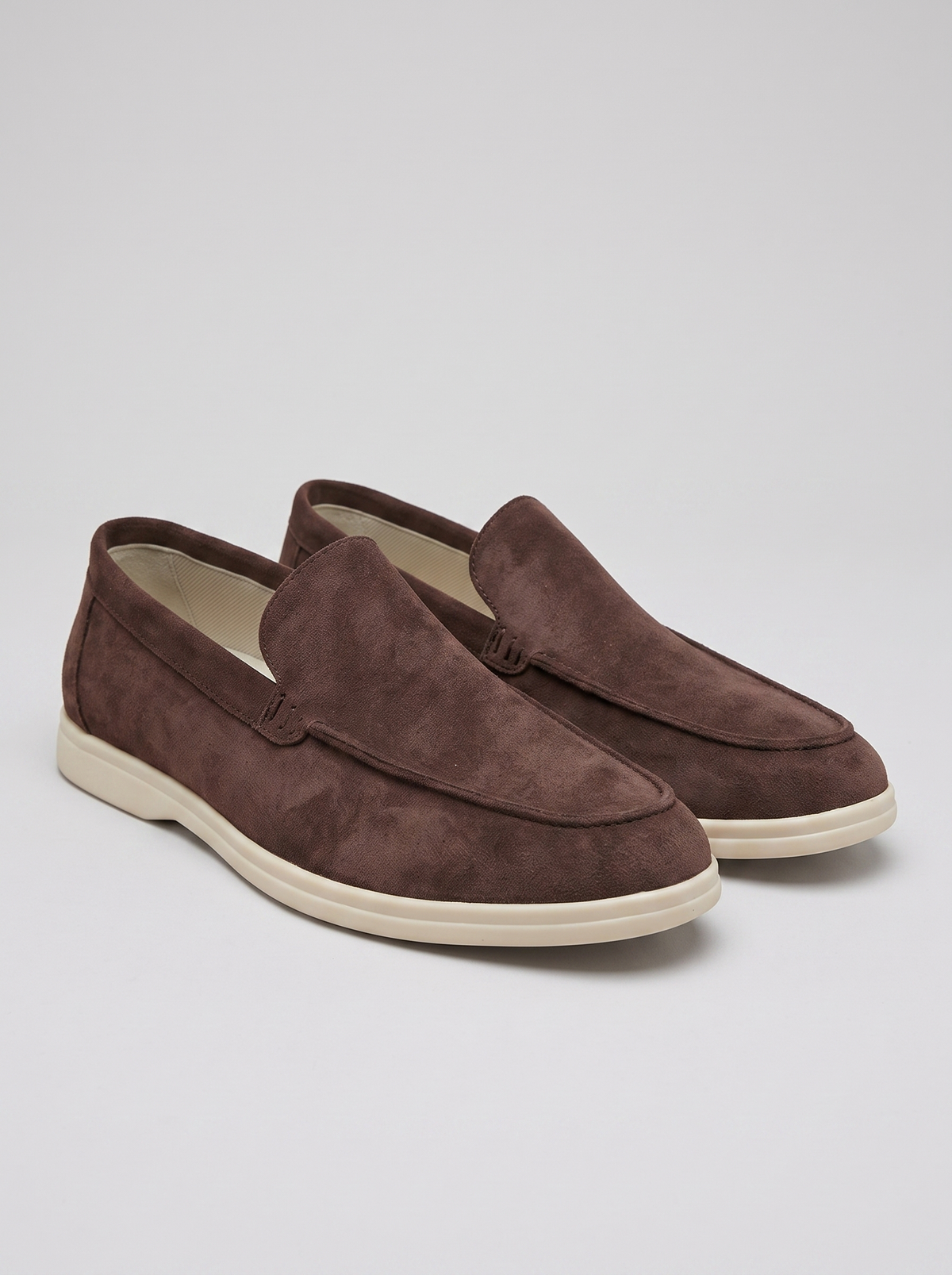 Classic chocoladebruine suede loafers paar driekwart