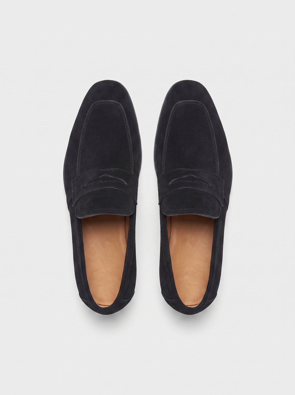 Classic zwarte suede loafers bovenaanzicht