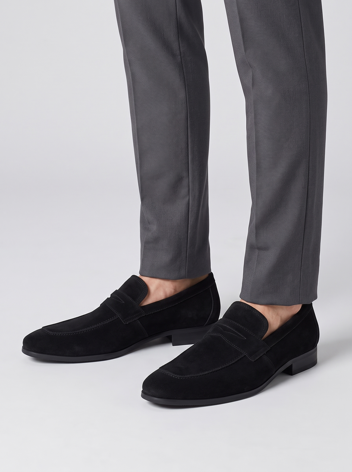 Classic zwarte suede loafers gedragen