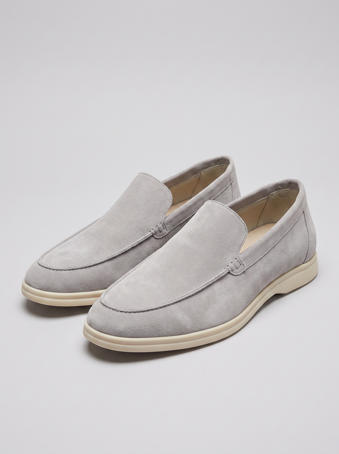 Classic lichtgrijze suede loafers paar driekwart