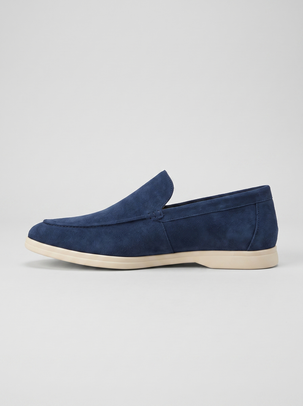 Classic marineblauwe suede loafer zijaanzicht