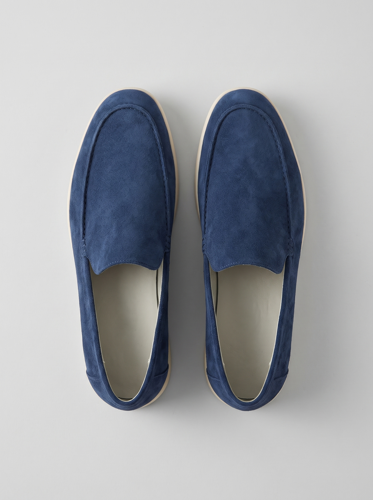 Classic marineblauwe suede loafers bovenaanzicht