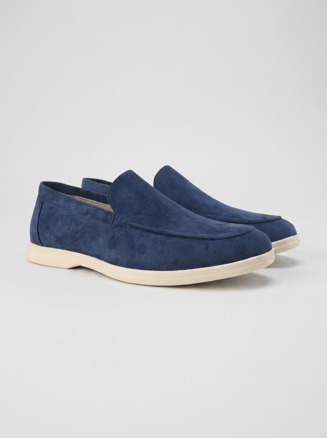 Classic marineblauwe suede loafers paar driekwart