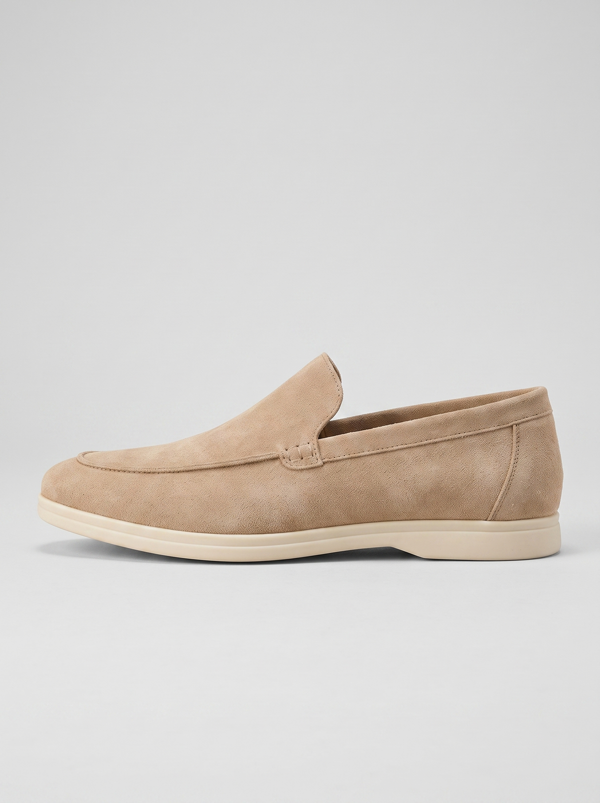 Comfort lichtbruine suede loafer zijaanzicht