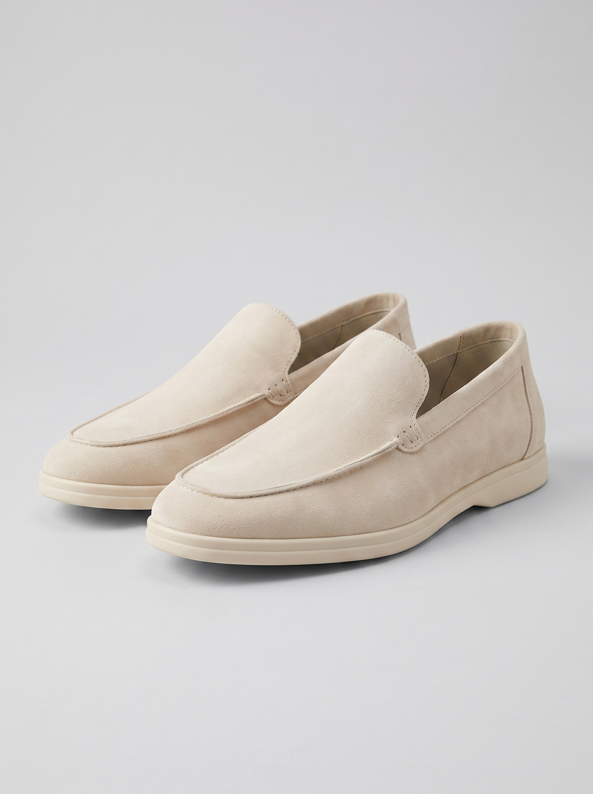 Classic beige suede loafers paar driekwart