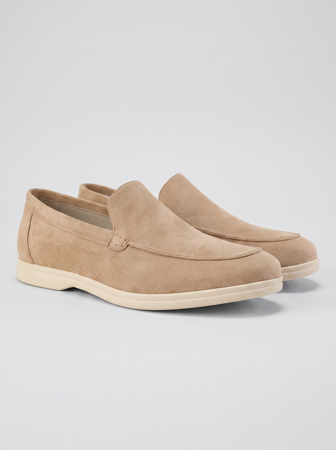 Comfort lichtbruine suede loafers paar driekwart