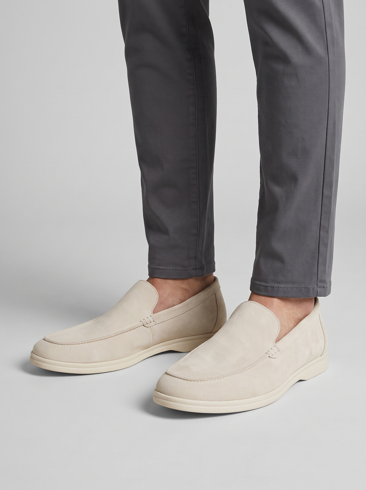 Classic beige suede loafers gedragen