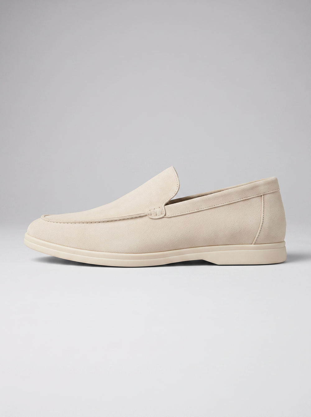 Classic beige suede loafer zijaanzicht