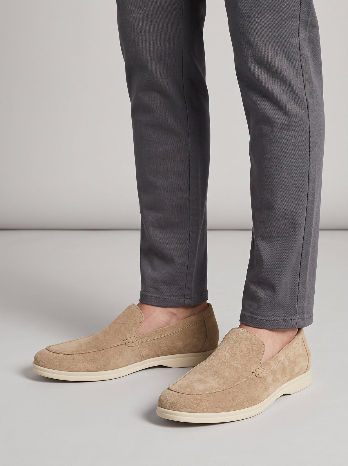 Comfort lichtbruine suede loafers gedragen