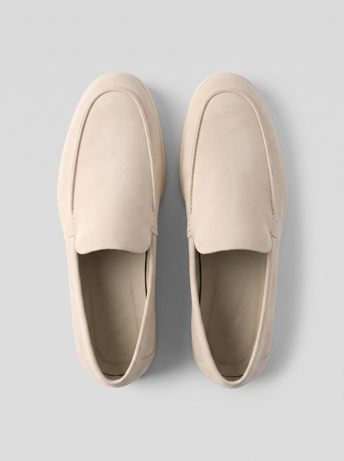 Classic beige suede loafers bovenaanzicht