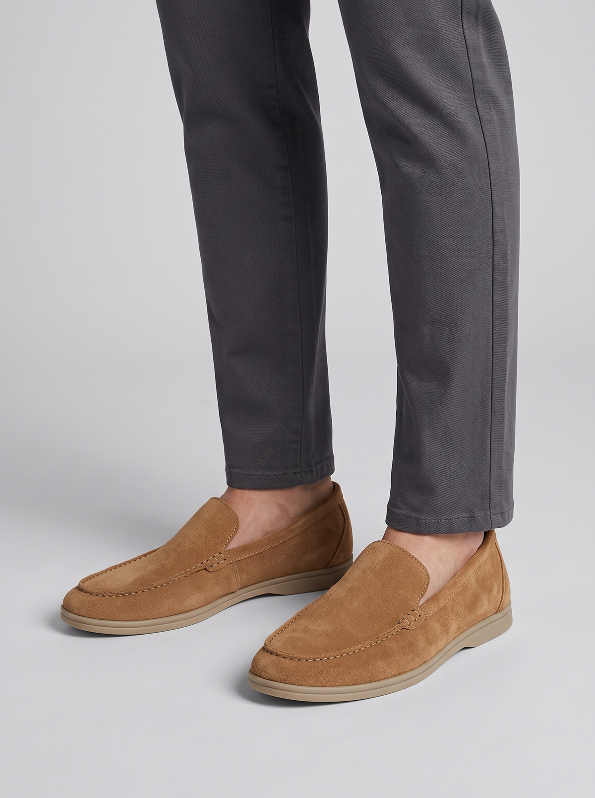 Luxe caramel suede instapschoenen gedragen
