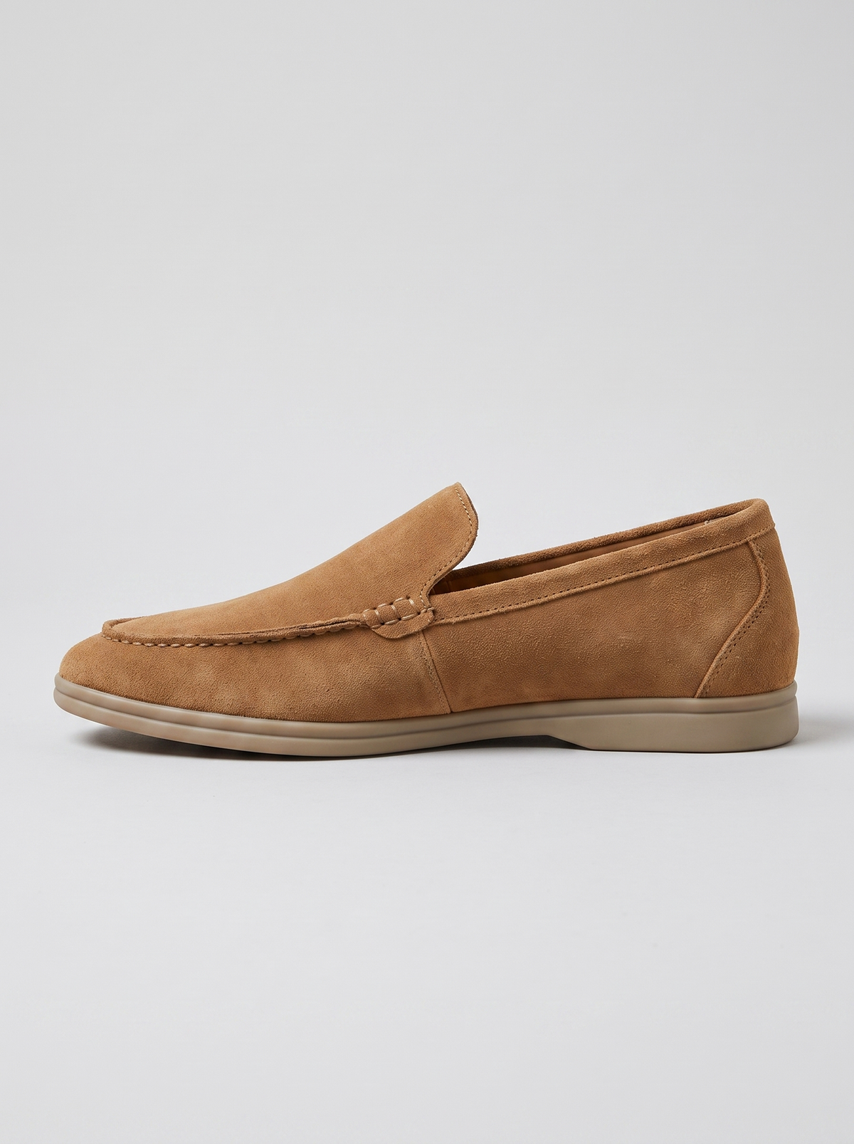 Luxe caramel suede instapschoen zijaanzicht