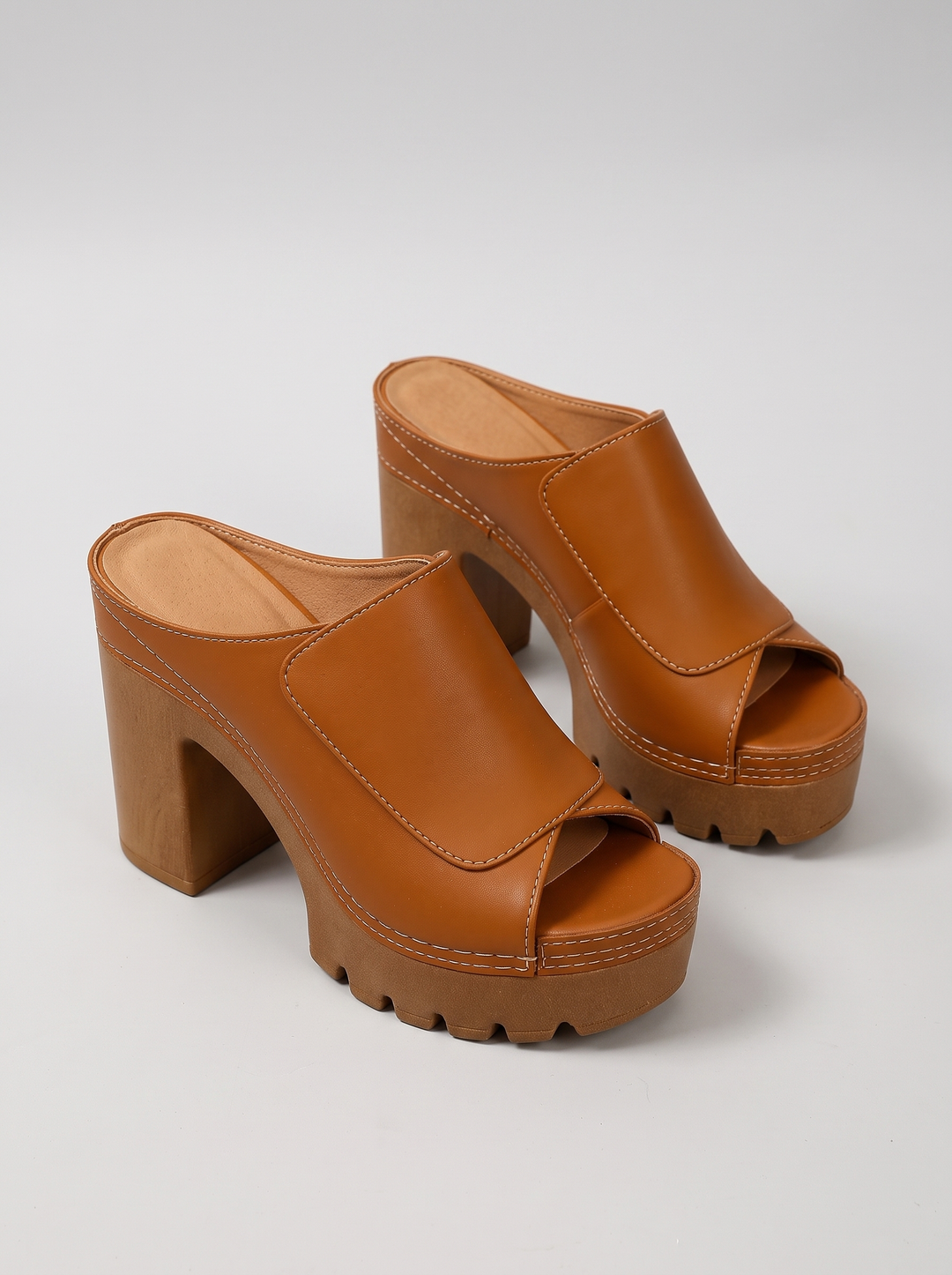 Arianna women's chunky heeled sandals, pair, three-quarter view